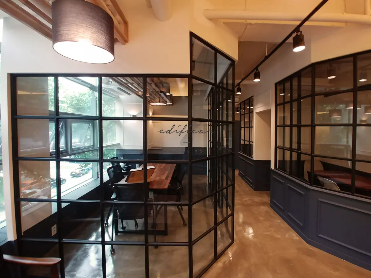 자연광 가득한 인더스트리얼 오피스 인테리어